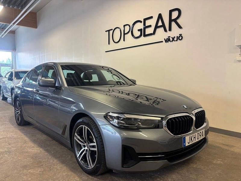 Blå Begagnad 2021 BMW 530 M Sport Sedan | 299 900 kr - Bild 1/4