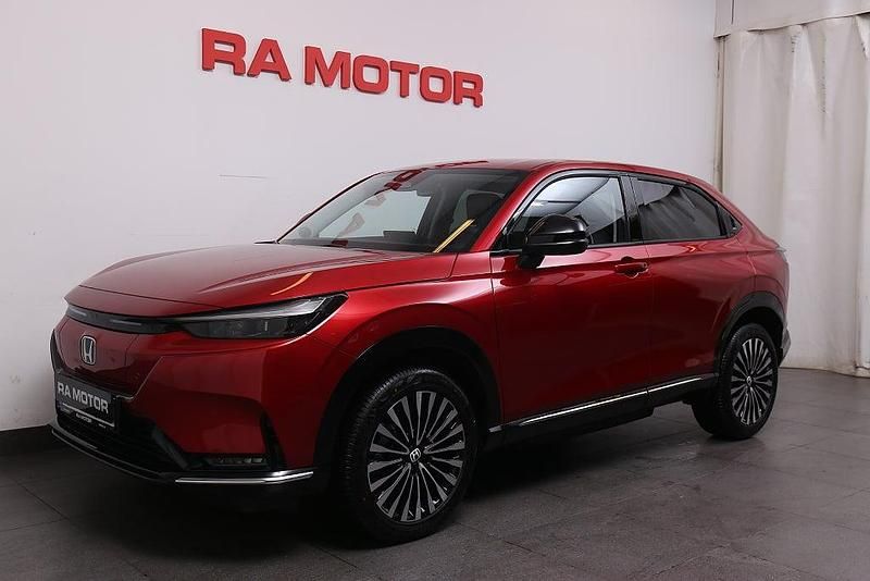 Mörkröd Begagnad 2023 Honda e:Ny1 Elegance SUV | 439 900 kr - Bild 1/4