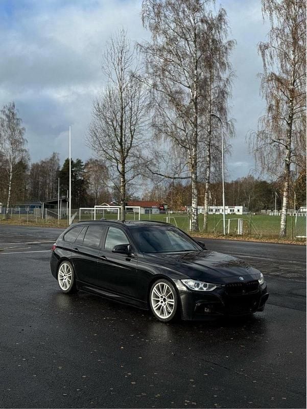 Svart Begagnad 2015 BMW 330 M Performance Kombi | 160 000 kr (Marknadspris) - Bild 1/4