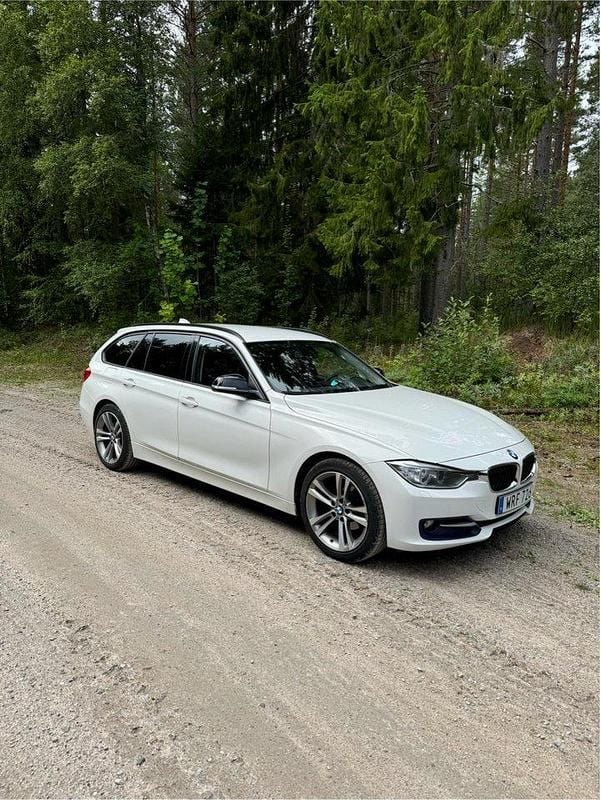 Vit Begagnad 2015 BMW 318 Performance Kombi | 130 000 kr (Marknadspris) - Bild 1/4