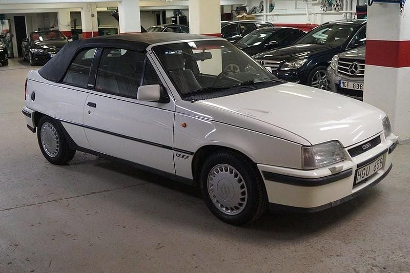 Vit Begagnad 1987 Opel Kadett Cab | 59 900 kr - Bild 1/4