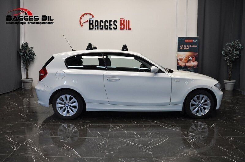 Vit Begagnad 2009 BMW 116 Halvkombi | 55 900 kr - Bild 1/4