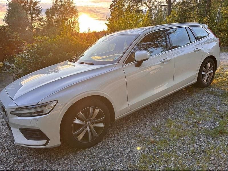 Vit Begagnad 2020 Volvo V60 Momentum Kombi | 175 000 kr (Superpris) - Bild 1/4
