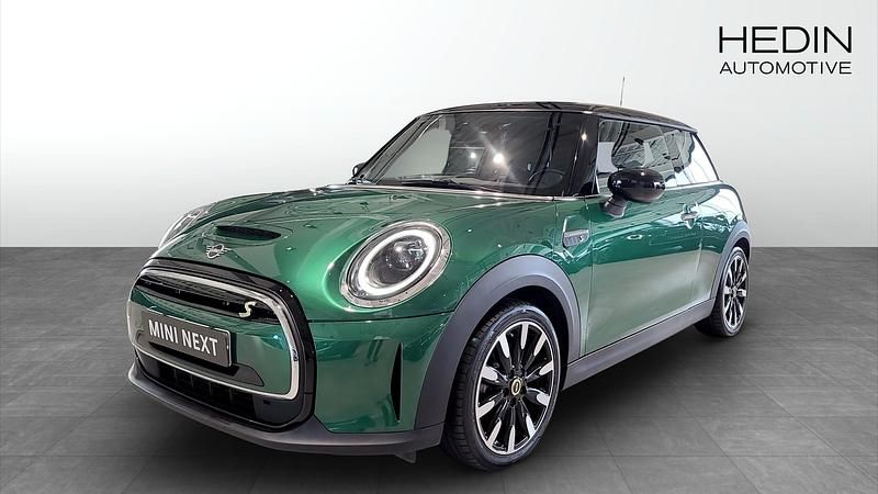 Grön (green) Begagnad 2022 Mini Cooper SE Halvkombi | 198 700 kr (Marknadspris) - Bild 1/4