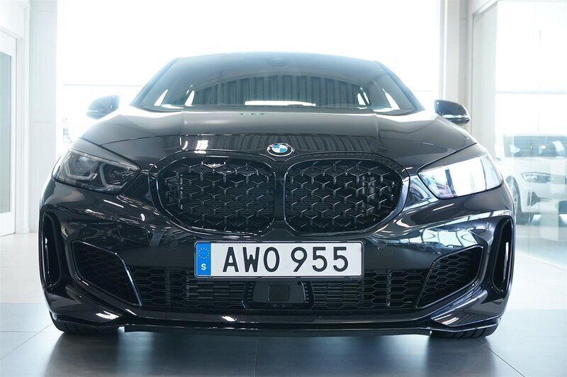 Begagnad BMW M135 Comfort Edition 306 HK (225 kW) 2023 Svart Halvkombi