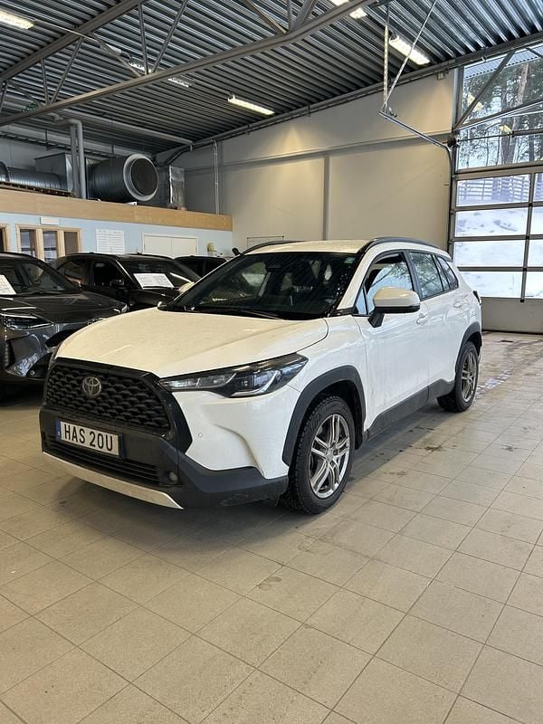 Vit Begagnad 2024 Toyota Corolla Cross Active SUV | 339 900 kr (Marknadspris) - Bild 1/4