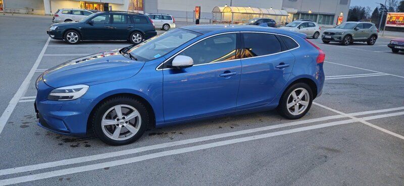 Blå Begagnad 2017 Volvo V40 R-Design Kombi | 145 000 kr (Superpris) - Bild 1/3
