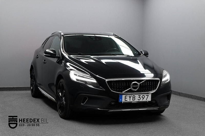 Svart Begagnad 2016 Volvo V40 CC Summum Kombi | 154 900 kr (Lite dyr) - Bild 1/4