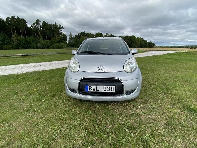 Silver Begagnad 2012 Citroën C1 Halvkombi | 57 500 kr (Marknadspris) - Bild 1/4