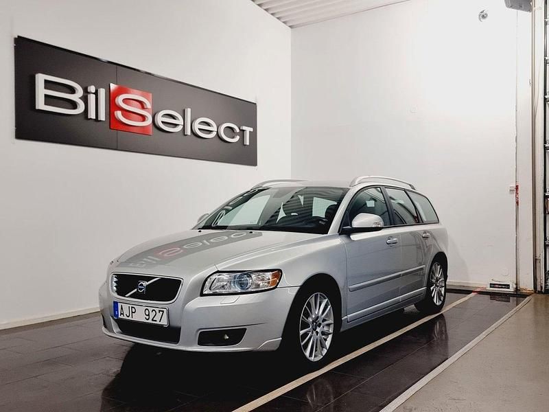 Ljusgrå Begagnad 2010 Volvo V50 Summum Kombi | 59 900 kr (Marknadspris) - Bild 1/4