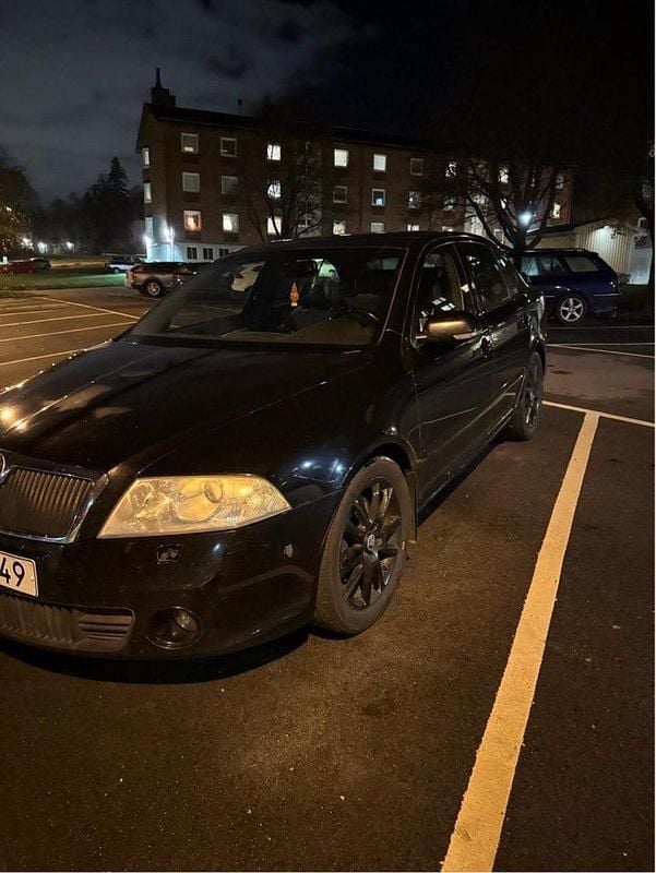 Svart Begagnad 2006 Skoda Octavia RS Halvkombi | 30 000 kr (Marknadspris) - Bild 1/4