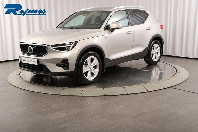Silver Begagnad 2023 Volvo XC40 Core SUV | 344 900 kr (Marknadspris) - Bild 1/4