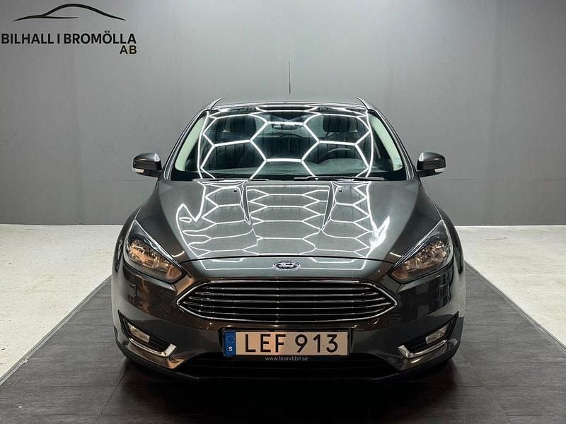 Grå Begagnad 2016 Ford Focus Titanium Kombi | 94 900 kr (Bra pris) - Bild 1/4