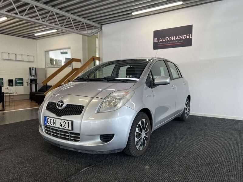 Silver Begagnad 2006 Toyota Yaris Halvkombi | 74 900 kr (Marknadspris) - Bild 1/4