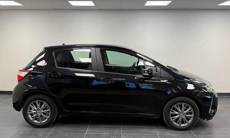 Begagnad Toyota Yaris 112 HK (82 kW) 2020 Svart Halvkombi