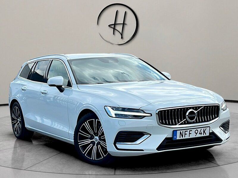 Vit Begagnad 2021 Volvo V60 Momentum Kombi | 265 000 kr (Marknadspris) - Bild 1/4