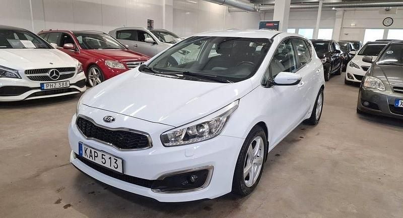 Vit Begagnad 2016 Kia Ceed Halvkombi | 135 999 kr (Marknadspris) - Bild 1/4