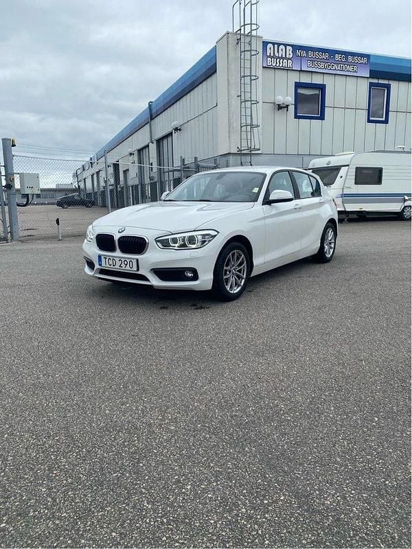 Vit Begagnad 2016 BMW 116 Advantage Halvkombi | 134 900 kr (Marknadspris) - Bild 1/4