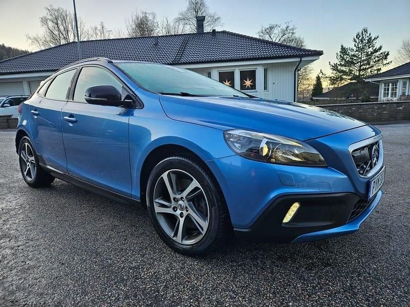 Begagnad Volvo V40 CC 200 HK (147 kW) 2016 Power blue metallic Kombi