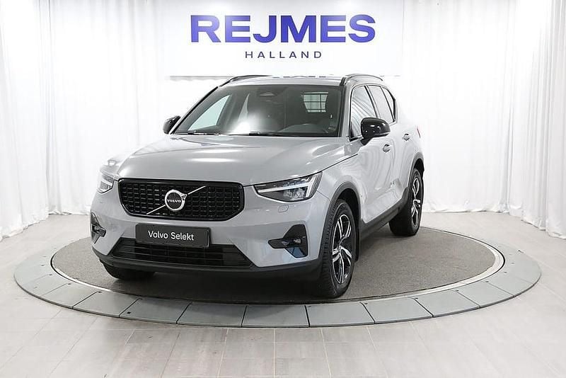 Grå Begagnad 2023 Volvo XC40 Plus SUV | 389 500 kr (Lite dyr) - Bild 1/4