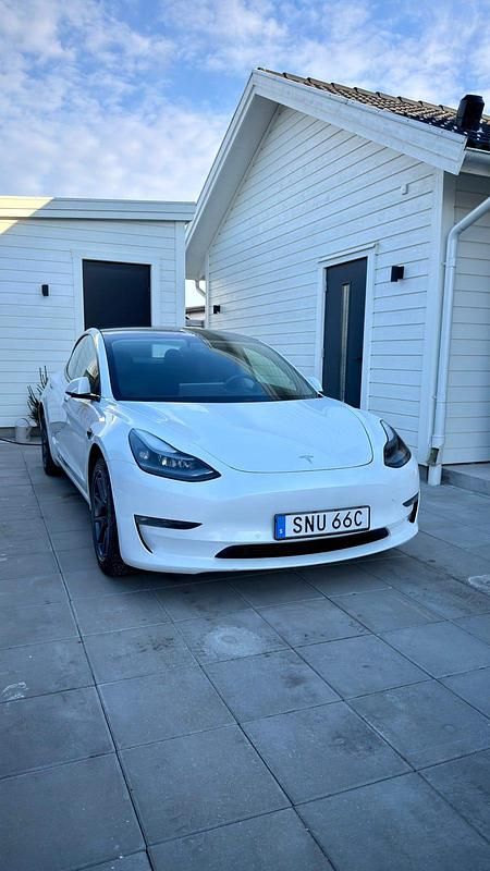 Begagnad 2021 Tesla Model 3 Long Range AWD Sedan | 300 000 kr (Marknadspris) - Bild 1/4