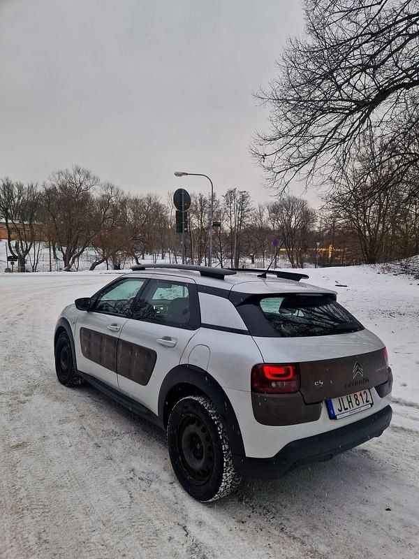 Begagnad Citroën C4 Cactus PureTech 82 HK (60 kW) 2014 Merallic vit med bruna detaljer Halvkombi
