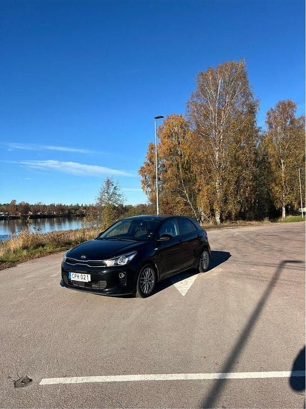 Svart Begagnad 2018 Kia Rio Halvkombi | 115 000 kr (Marknadspris) - Bild 1/4