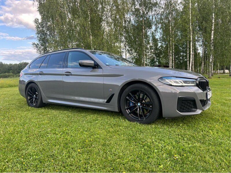 Grå Begagnad 2021 BMW 520 M Sport Kombi | 310 000 kr (Dyr) - Bild 1/4