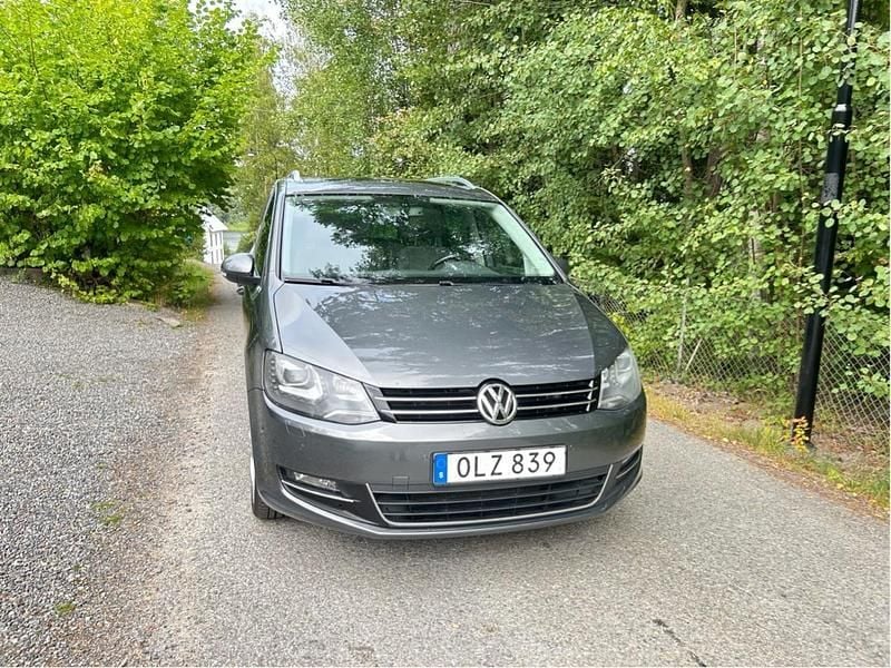 Grå Begagnad 2013 VW Sharan Minibuss | 114 000 kr (Marknadspris) - Bild 1/4