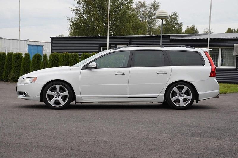 Vit Begagnad 2011 Volvo V70 R-Design Kombi | 70 000 kr (Bra pris) - Bild 1/4