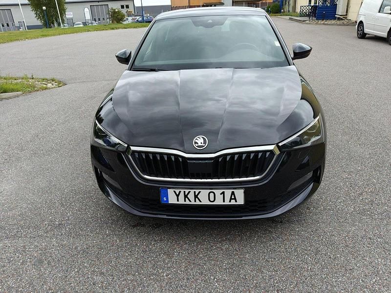 Svart Begagnad 2020 Skoda Scala Halvkombi | 150 000 kr (Marknadspris) - Bild 1/4