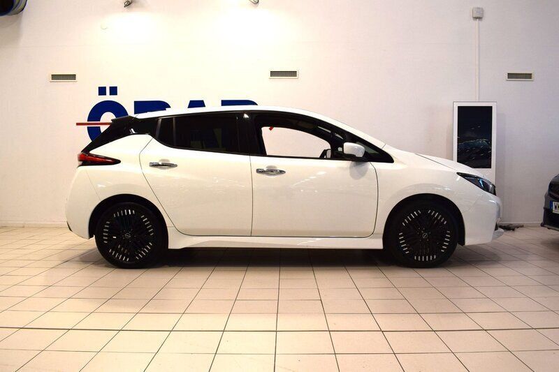 Begagnad Nissan Leaf N-Connecta 160 kW (218 HK) 2022 Vit Halvkombi