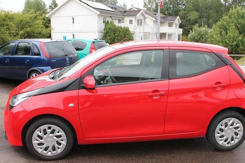 Röd Begagnad 2021 Toyota Aygo X-play Halvkombi | 79 900 kr (Superpris) - Bild 1/4