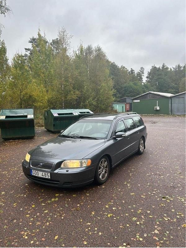 Grå Begagnad 2007 Volvo V70 Kinetic Kombi | 35 000 kr (Marknadspris) - Bild 1/4