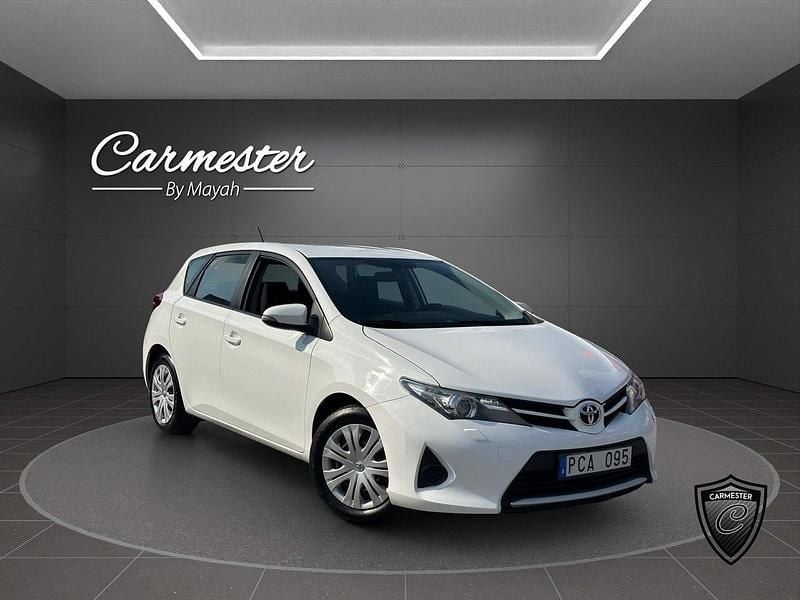 Vit Begagnad 2013 Toyota Auris Multidrive S Halvkombi | 119 990 kr (Dyr) - Bild 1/4
