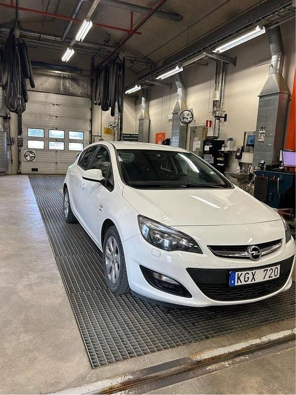 Vit Begagnad 2014 Opel Astra Halvkombi | 70 000 kr (Lite dyr) - Bild 1/4