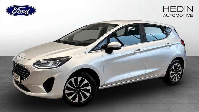 Grå (silver) Begagnad 2022 Ford Fiesta Titanium Halvkombi | 169 900 kr (Marknadspris) - Bild 1/4