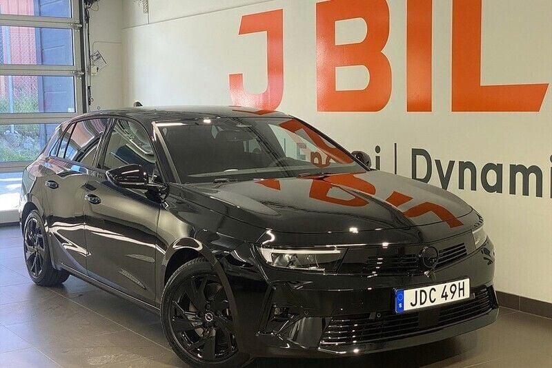 Svart (diamond black) Begagnad 2022 Opel Astra GS Line Halvkombi | 329 900 kr (Marknadspris) - Bild 1/4