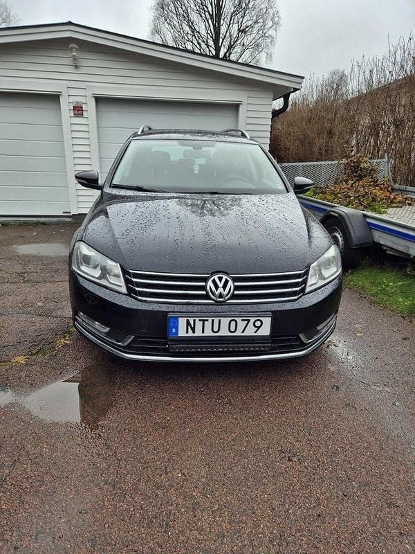 Svart Begagnad 2012 VW Passat Kombi | 38 000 kr (Superpris) - Bild 1/3