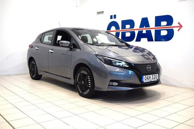 Grå (gråmetallic) Begagnad 2022 Nissan Leaf Acenta Halvkombi | 268 900 kr (Dyr) - Bild 1/4