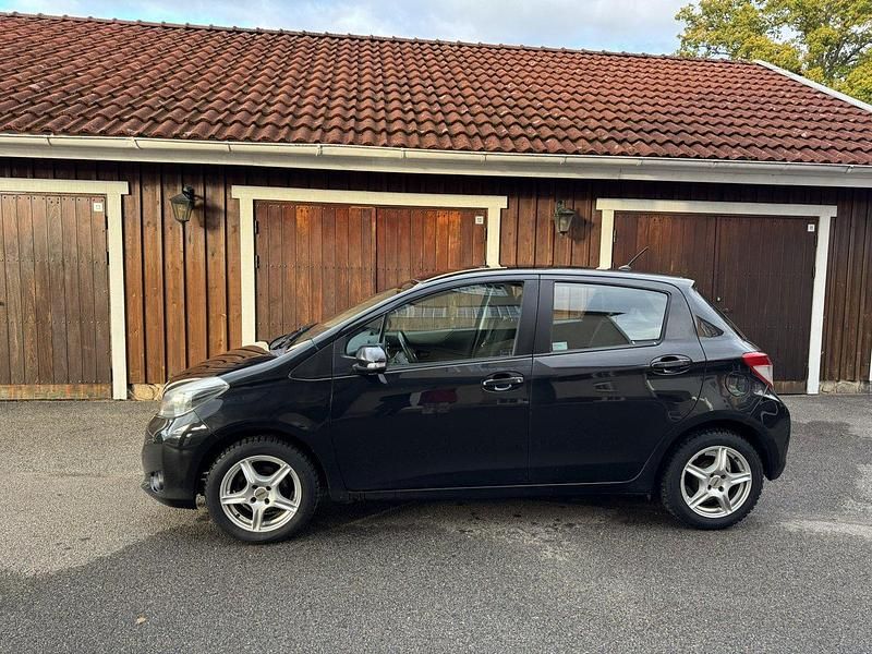 Svart Begagnad 2012 Toyota Yaris Active Halvkombi | 75 000 kr (Marknadspris) - Bild 1/4