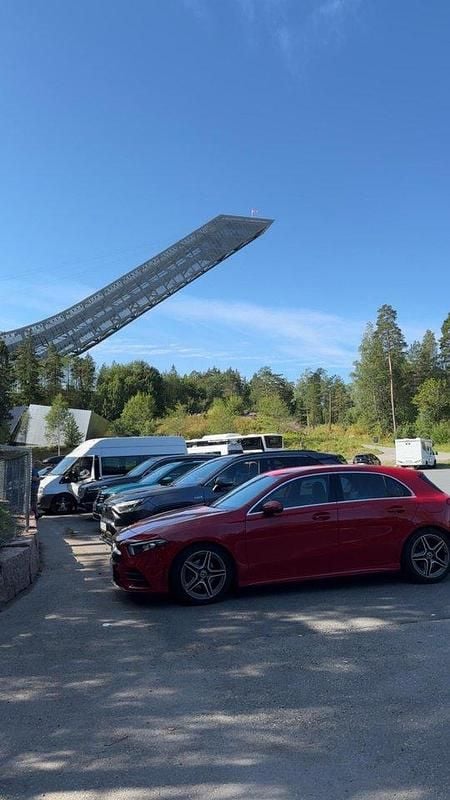 Röd Begagnad 2019 Mercedes A180 AMG Halvkombi | 175 000 kr (Marknadspris) - Bild 1/4