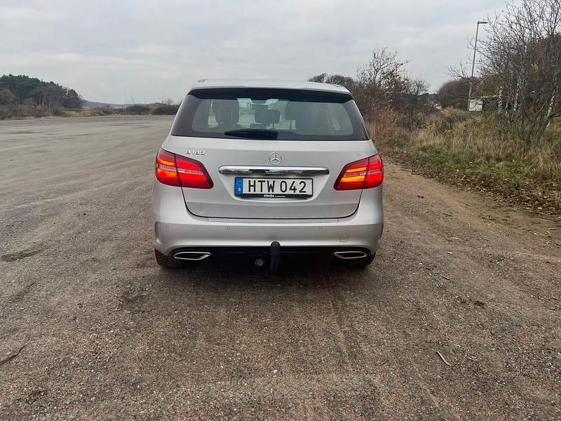 Begagnad Mercedes B180 109 HK (80 kW) 2016 Minibuss