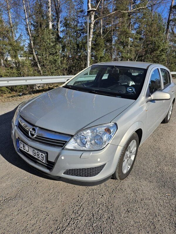 Grå Begagnad 2008 Opel Astra Halvkombi | 53 500 kr (Marknadspris) - Bild 1/4