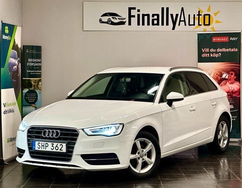 Vit Begagnad 2015 Audi A3 Sportback Attraction Halvkombi | 144 900 kr (Marknadspris) - Bild 1/4