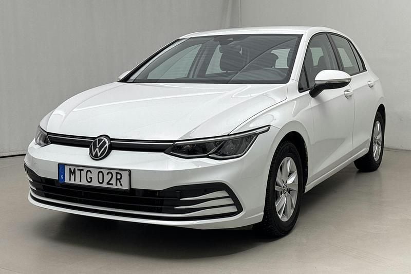 Vit Begagnad 2023 VW Golf VIII | 174 900 kr (Superpris) - Bild 1/4