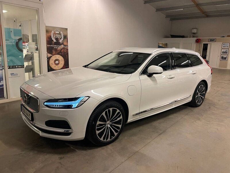 Vit (christal vit) Begagnad 2023 Volvo V90 Core Kombi | 439 900 kr (Marknadspris) - Bild 1/4