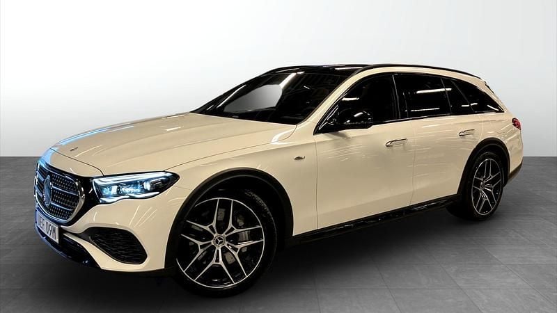 Vit (white) Begagnad 2024 Mercedes E300 Kombi | 989 000 kr - Bild 1/4