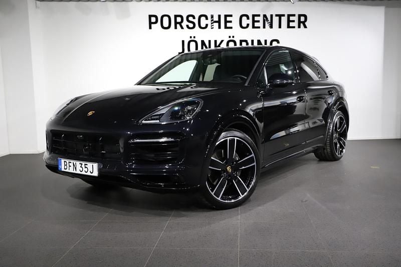 Svart Begagnad 2022 Porsche Cayenne E-Hybrid Coupe Platinum Edition Sportkupé | 850 000 kr - Bild 1/4