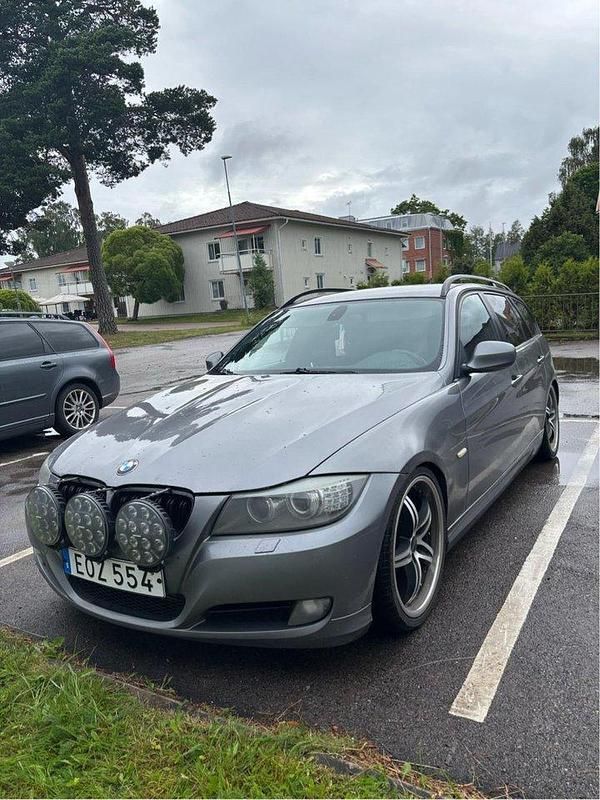 Grå Begagnad 2010 BMW 320 Kombi | 39 000 kr (Marknadspris) - Bild 1/4